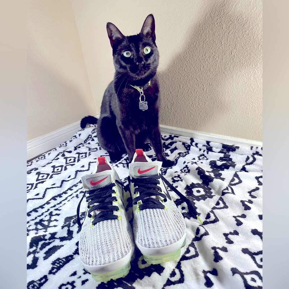 Nike Vapormax Flyknit Mens Size 8.5 AJ6900-100 Black Volt Bright Crimson